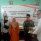 Kanwil BPN Provinsi NTB Lutfi Zakaria, S.IP., M.H menyerahkan ratusan sertifikat tanah secara simbolis kepada warga desa Sukamulia. (Foto: Harian Lombok).