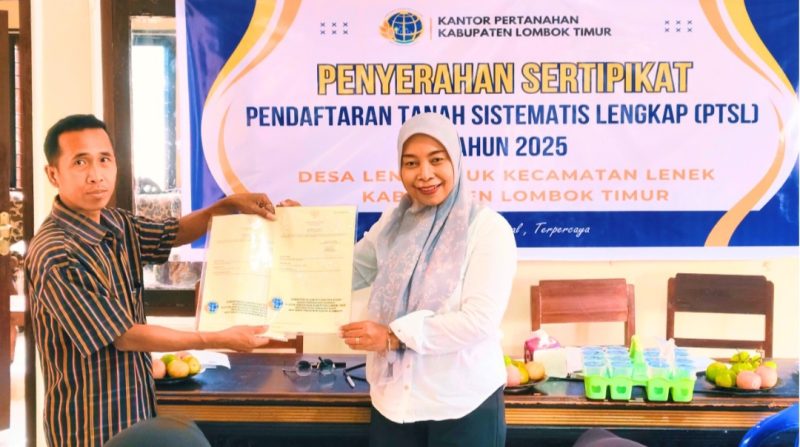 Penyerahan sertifikat elektronik di Kantor desa Lenek Lauk . 