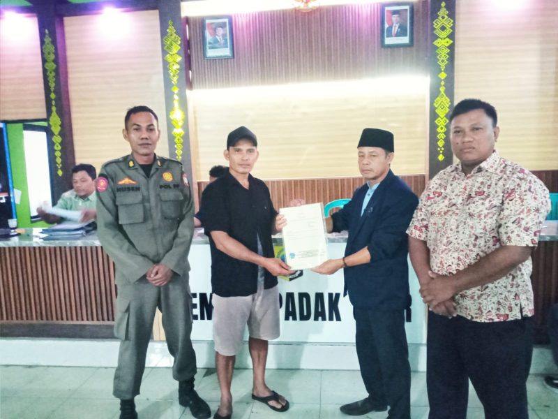 Penyerahan sertifikat tanah elektronik di Kantor Desa Padak Guar, Kecamatan Sambelia, Lotim 