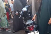 Pelaku Penganiayaan  pakai cadar Inisial MS depan gerbang 