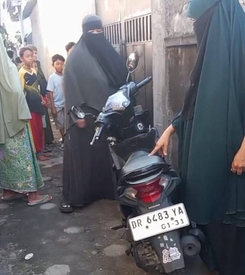 Pelaku Penganiayaan  pakai cadar Inisial MS depan gerbang 