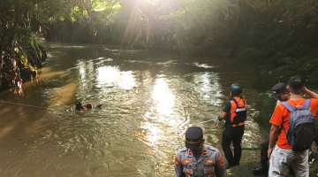Seorang  Remaja Di Laporkan Hanyut Di Sungai Kuripan, Tim SAR Lakukan Pencarian
