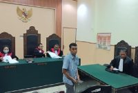 M Jaosi alias Ojik, marketing PT Jepe Press Media Utama, menjalani persidangan kasus korupsi chromebook di Pengadilan Tipikor Mataram, Rabu 29 April 2026. (Foto: Harian Lombok/Ach. Sahib).
