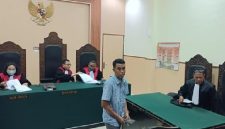 M Jaosi alias Ojik, marketing PT Jepe Press Media Utama, menjalani persidangan kasus korupsi chromebook di Pengadilan Tipikor Mataram, Rabu 29 April 2026. (Foto: Harian Lombok/Ach. Sahib).
