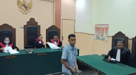 M Jaosi alias Ojik, marketing PT Jepe Press Media Utama, menjalani persidangan kasus korupsi chromebook di Pengadilan Tipikor Mataram, Rabu 29 April 2026. (Foto: Harian Lombok/Ach. Sahib).
