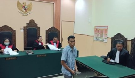 Marketing PT Jepe Press Media Utama, M Jaosi alias Ojik, saat menjalani persidangan di PN Tipikor Mataram, pada Rabu 29 April 2026.