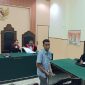 M Jaosi alias Ojik, marketing PT Jepe Press Media Utama, menjalani persidangan kasus korupsi chromebook di Pengadilan Tipikor Mataram, Rabu 29 April 2026. (Foto: Harian Lombok/Ach. Sahib).
