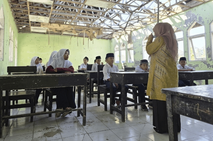 Ziadatun Nisa (14), siswi MTs Lombok Timur, bertahan dari upah cuci Rp3.000 per pakaian sepeninggal neneknya. Di rumah bambu tanpa kasur, ia pura-pura baca buku saat teman ke kantin. Atap kelasnya ambruk dua tahun. Jelang lulus, ia berharap ruang baru dan rumah layak bagi adik kelasnya.