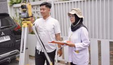 Proses pengukuran tanah oleh petugas BPN