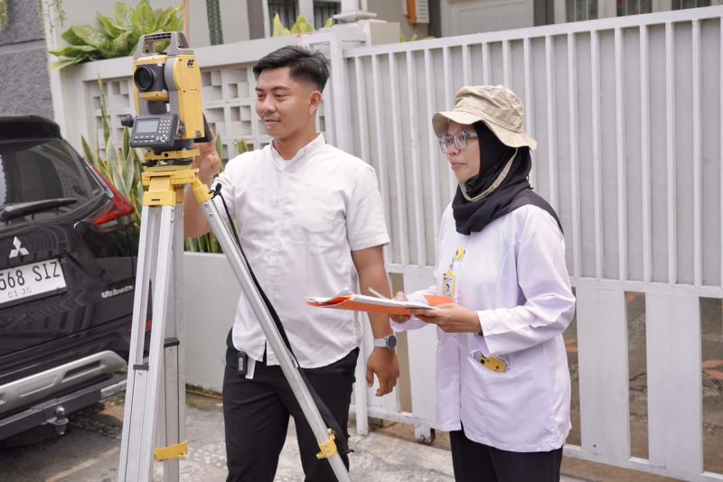 Proses pengukuran tanah oleh petugas BPN