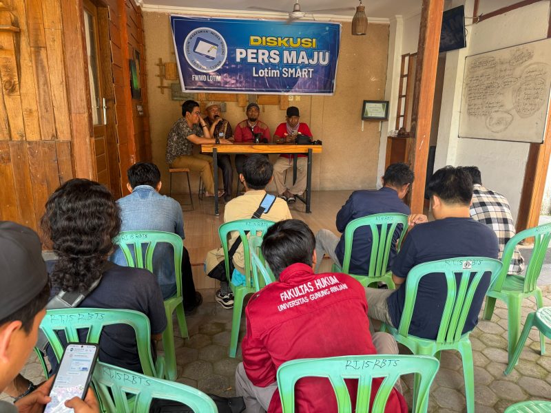 Ketua, Pembina dan Anggota FWMO Lotim Berdiskusi di Pondok Jurnal 