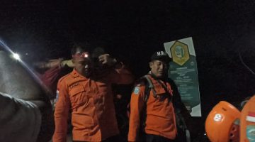 Alami Kecelakaan, Pendaki Rinjani Asal Cina Di Evakuasi Tim SAR Gabungan