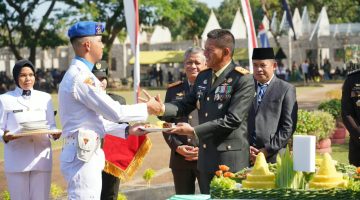 Upacara HUT TNI 81, Korem 162/WB Teguhkan Komitmen “TNI kuat Bersama rakyat”